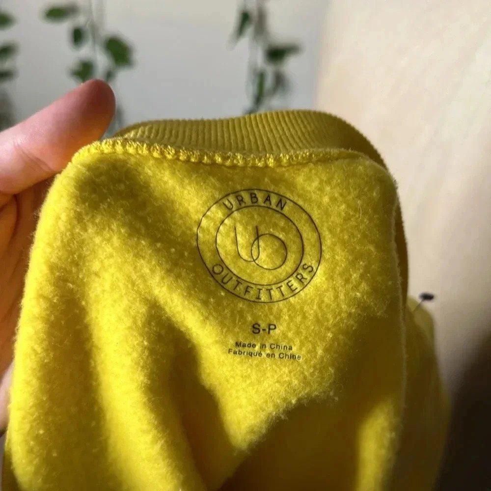 Urban Outfitters Cropped V Neck Yellow Crewneck - Picture 4 of 4